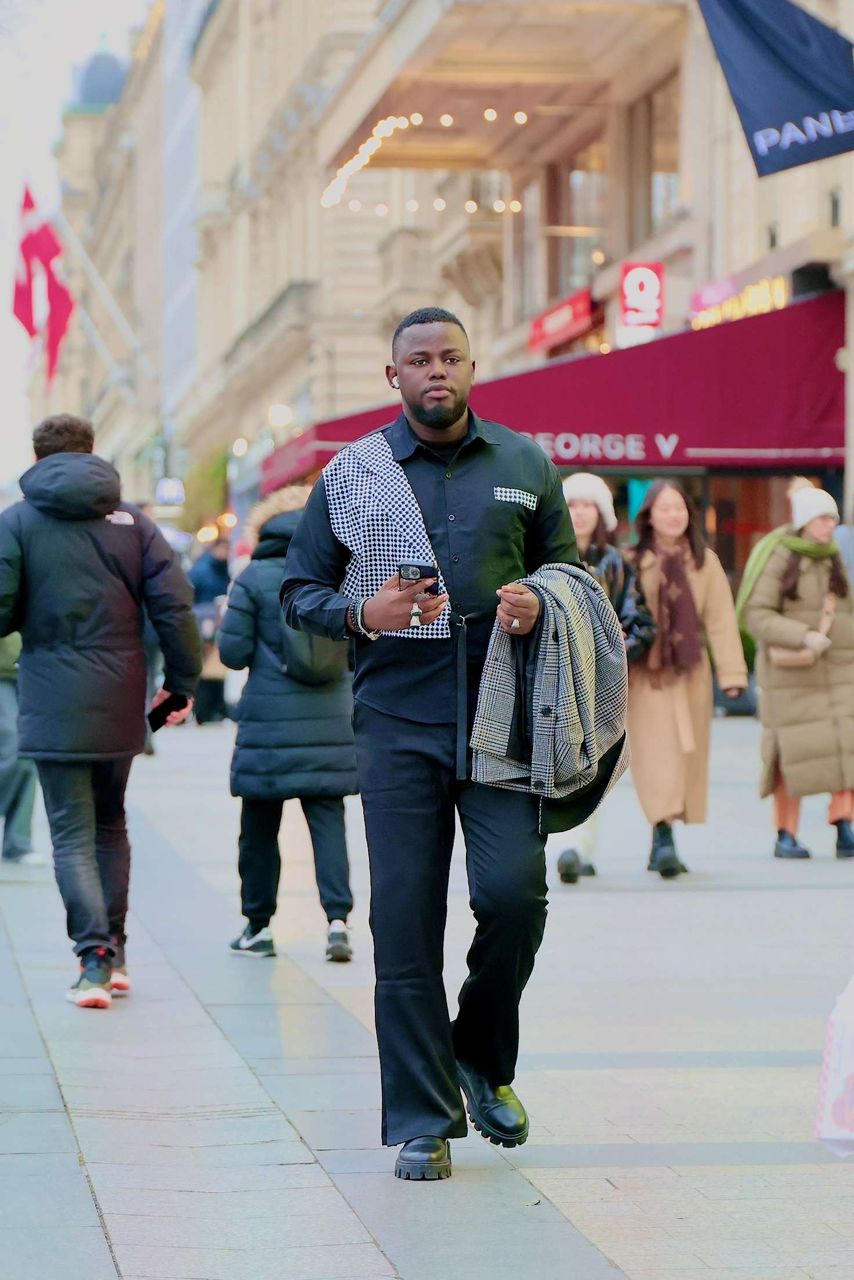 Pape Momar Ndiaye dans un cadre urbain